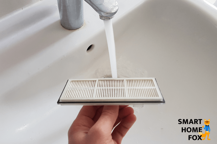 Der HEPA-Filter des Roborock S7 wird unter laufendem Wasser ausgewaschen